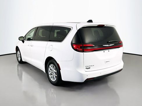 Used 2023 Chrysler Pacifica Touring-L FWD image 5