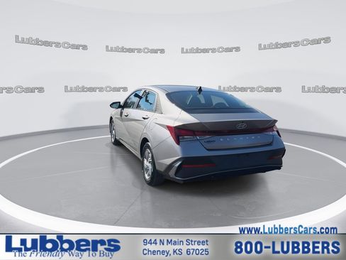 Used 2024 Hyundai Elantra SE image 7