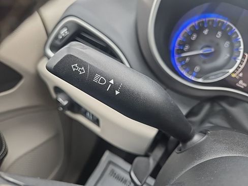 Used 2024 Chrysler Pacifica Touring-L FWD image 37