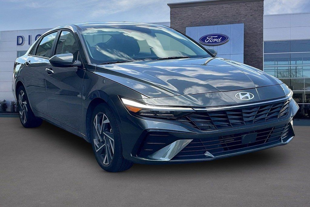 Used 2025 Hyundai Elantra SEL FWD image 1
