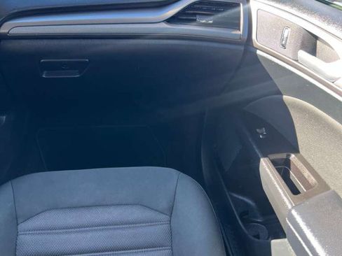 Used 2017 Ford Fusion SE w/ Fusion SE Technology Package image 19