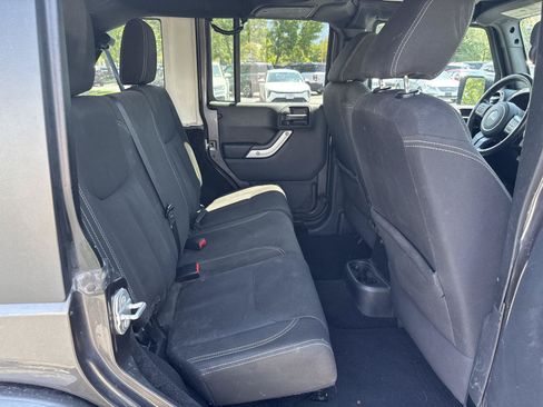 Used 2016 Jeep Wrangler Unlimited Sahara w/ Connectivity Group AWD/4WD image 20