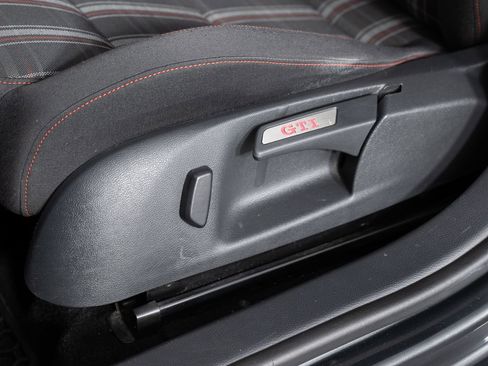 Used 2013 Volkswagen Golf 4-Door image 16