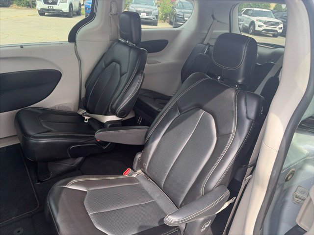 Used 2023 Chrysler Pacifica Touring-L FWD image 11