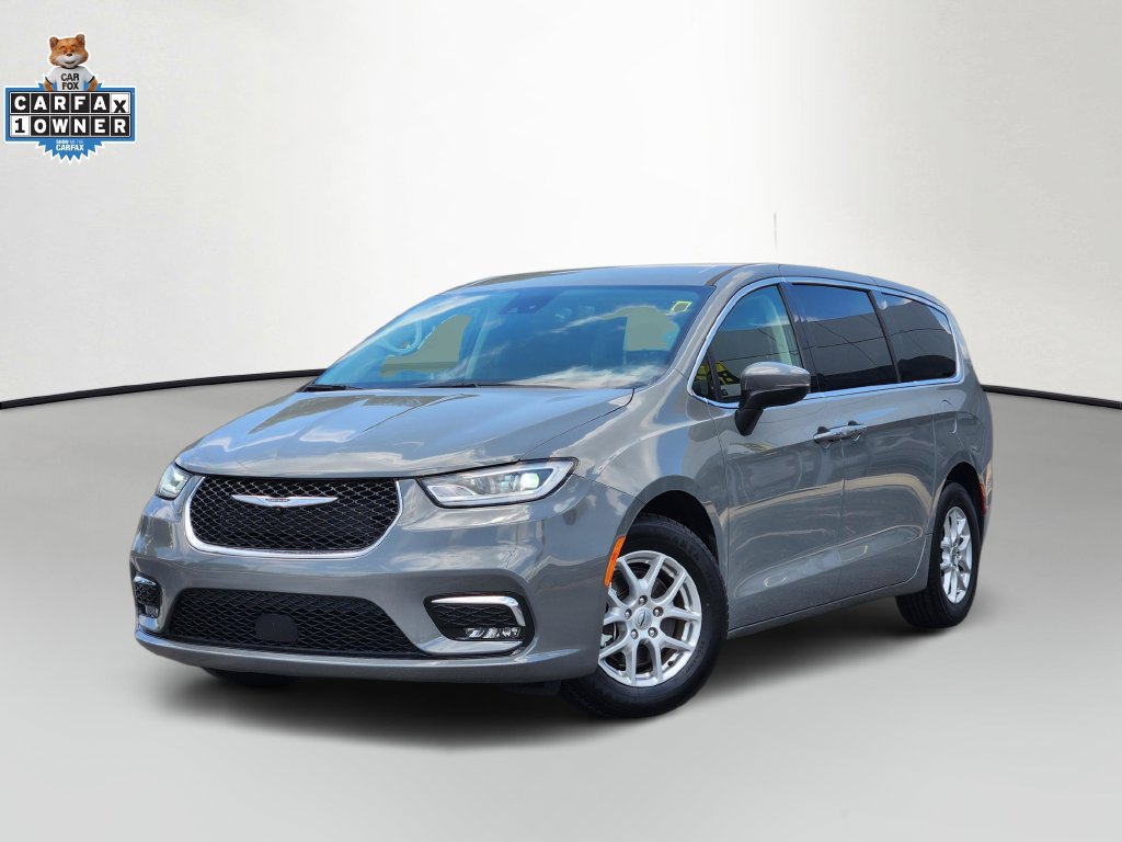 Used 2023 Chrysler Pacifica Touring-L FWD image 3