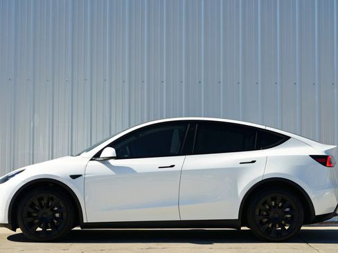 Used 2022 Tesla Model Y Long Range image 9
