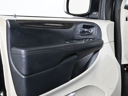 Used 2016 Dodge Grand Caravan SXT image 18