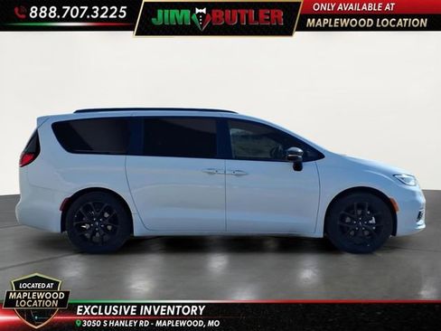 Used 2025 Chrysler Pacifica Limited image 5