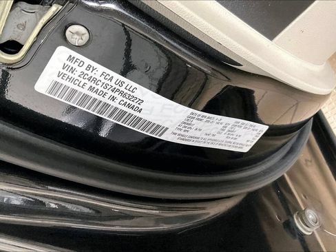 Used 2023 Chrysler Pacifica Limited FWD image 38