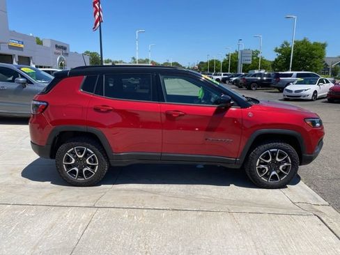 Used 2025 Jeep Compass Trailhawk AWD/4WD image 2