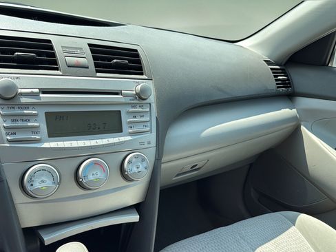 Used 2010 Toyota Camry LE FWD image 25