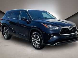 Used 2022 Toyota Highlander XLE AWD/4WD video 1