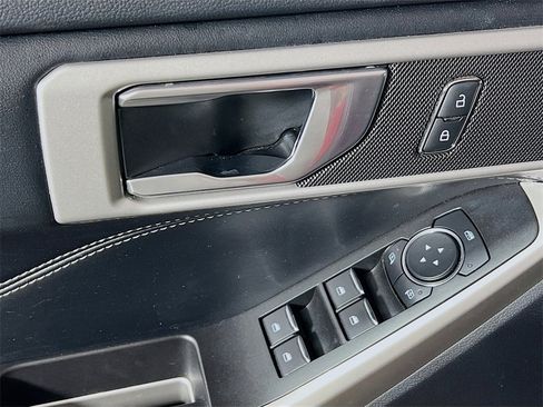 Used 2022 Ford Explorer XLT image 17