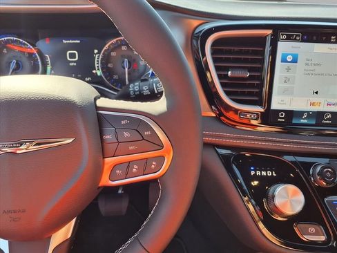 New 2026 Chrysler Pacifica Select image 11