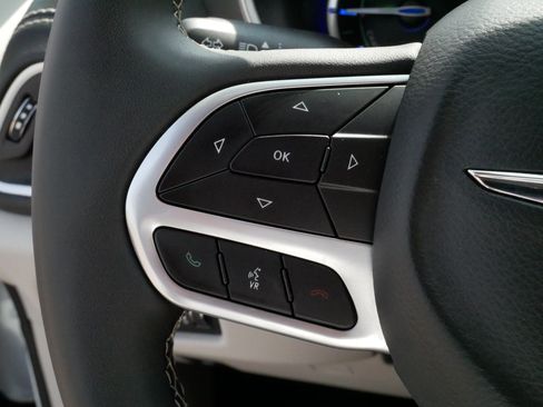 Used 2023 Chrysler Pacifica Touring-L FWD image 26