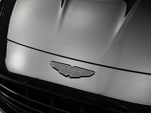 Used 2025 Aston Martin V8 Vantage Coupe image 31