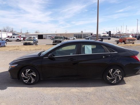 Used 2025 Hyundai Elantra SEL image 1