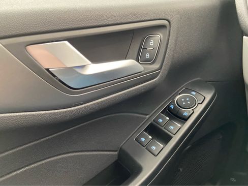 Used 2025 Ford Escape SE image 41