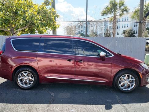 Used 2019 Chrysler Pacifica Limited FWD image 2