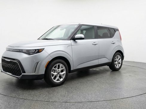 Used 2025 Kia Soul LX w/ LX Technology Package FWD image 3
