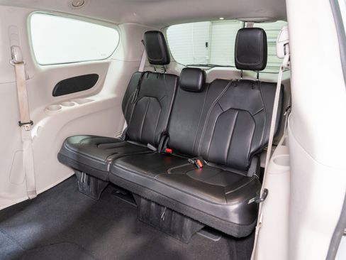 Used 2023 Chrysler Pacifica Touring-L FWD image 30