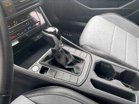 Certified 2025 Volkswagen Jetta SE w/ Black Wheel Package image 20