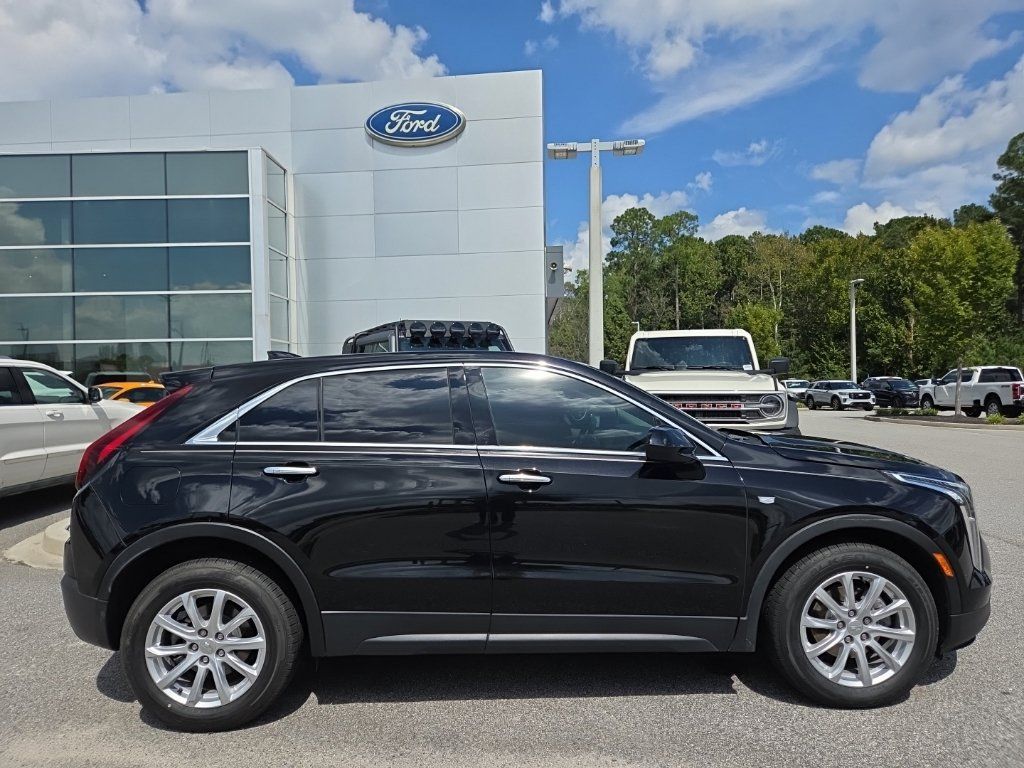 Used 2023 Cadillac XT4 Luxury FWD image 2