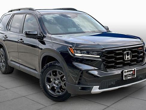 Used 2025 Honda Pilot TrailSport image 3