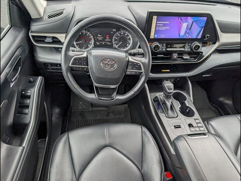 Used 2023 Toyota Highlander XLE image 8
