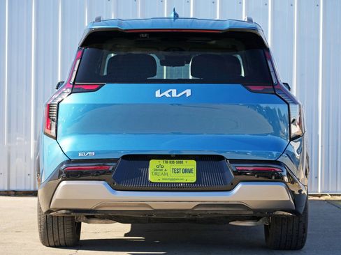 Used 2024 Kia EV9 Land image 11