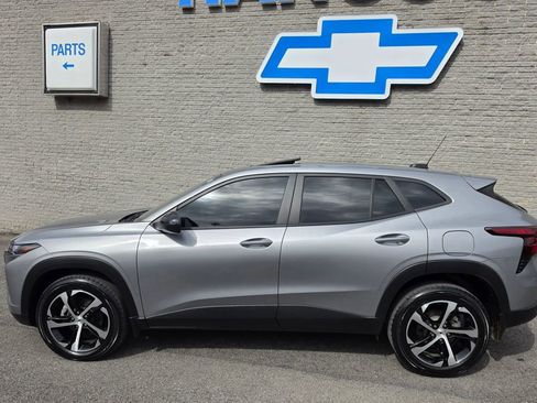 Used 2024 Chevrolet Trax RS w/ Sunroof Package image 4