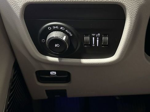 Used 2022 Jeep Grand Cherokee L Overland w/ Luxury Tech Group IV AWD/4WD image 19