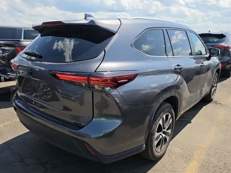 Used 2024 Toyota Highlander XLE FWD image 2