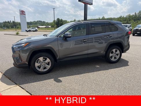 Used 2025 Toyota RAV4 XLE AWD/4WD image 4