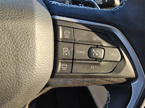 Used 2023 Jeep Grand Cherokee Limited w/ Luxury Tech Group II image 22