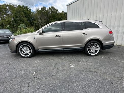 Used 2019 Lincoln MKT AWD image 9