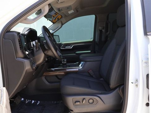 Used 2025 Chevrolet Silverado 1500 LT Trail Boss w/ Convenience Package II AWD/4WD image 10