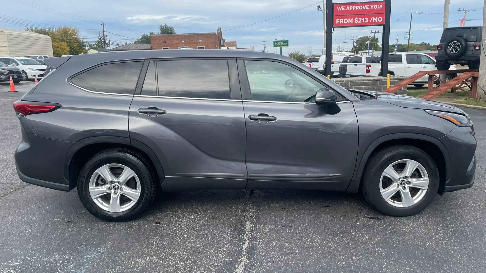 Used 2023 Toyota Highlander L FWD image 4