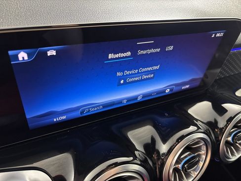 Used 2025 Mercedes-Benz GLB 250 4MATIC image 39