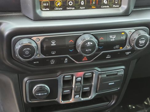 Used 2022 Jeep Wrangler Unlimited Sahara AWD/4WD image 24