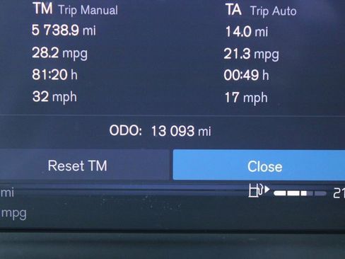 Used 2025 Volvo XC40 B5 Plus image 27