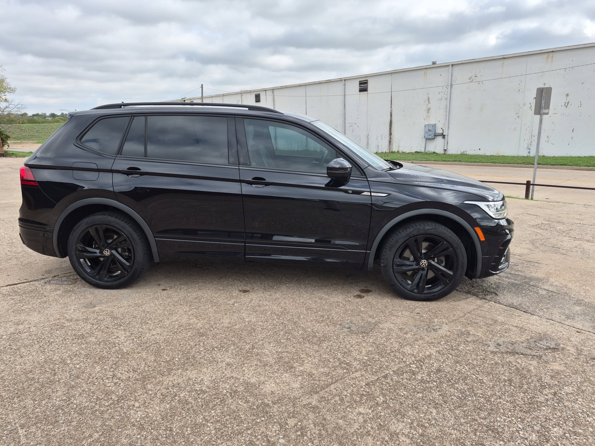 Used 2024 Volkswagen Tiguan SE R-Line FWD image 4