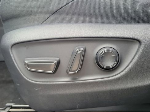 Used 2024 Toyota Venza LE AWD/4WD image 17