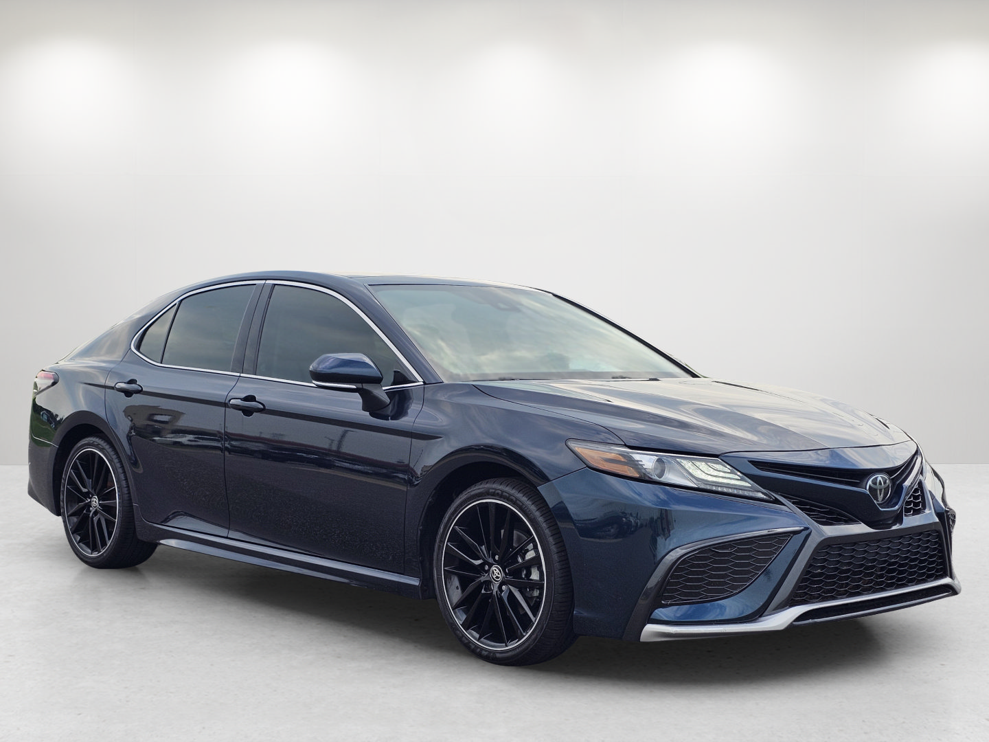 Used 2021 Toyota Camry XSE FWD image 3
