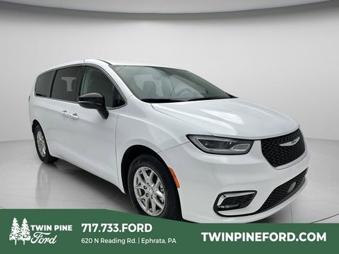 Used 2024 Chrysler Pacifica Touring-L FWD image 1