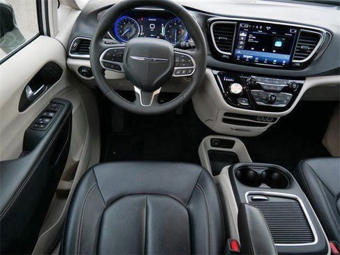 Used 2024 Chrysler Pacifica Touring-L image 10