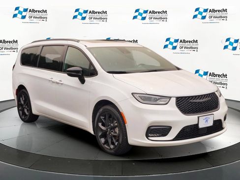 Used 2023 Chrysler Pacifica Limited w/ Uconnect Theater Family Group AWD/4WD image 7