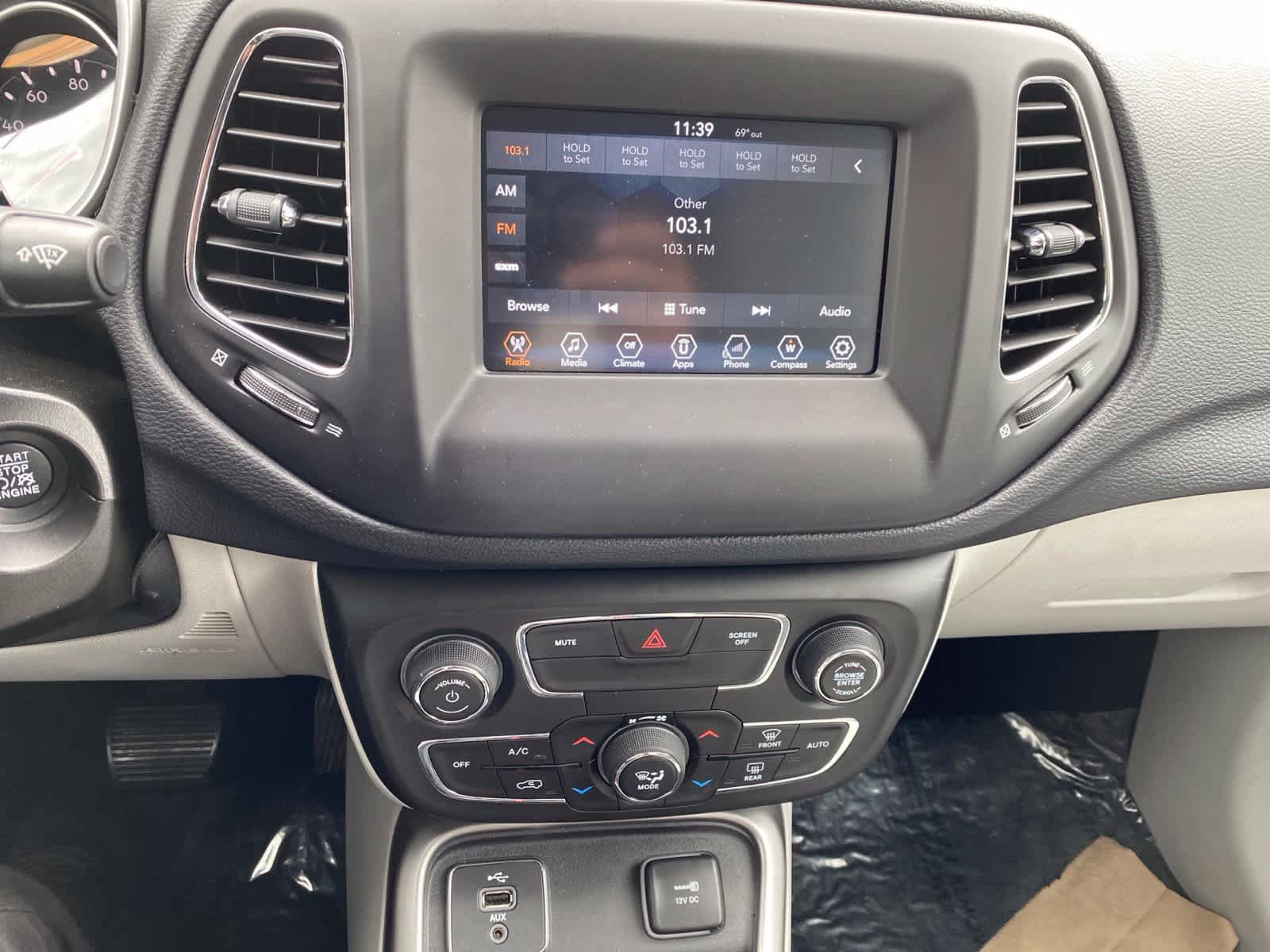 Used 2018 Jeep Compass Latitude w/ Popular Equipment Group FWD image 15
