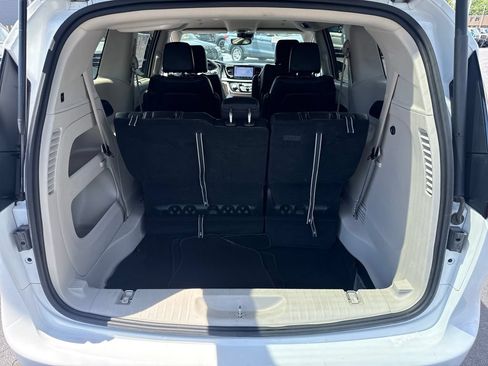 Used 2023 Chrysler Pacifica Touring-L FWD image 13