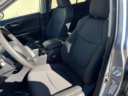 Used 2025 Toyota RAV4 XLE image 38